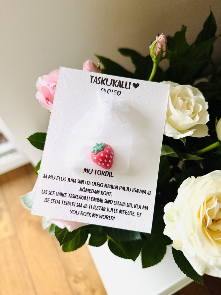 taskukalli maasikas mu tordil kirss mu tordil